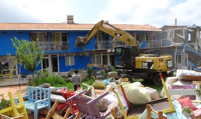 Manavgat’ta Sit Alanındaki Otel Belediye Tarafından Yıkıldı